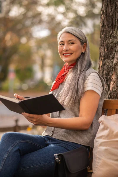 Inspiration Pretty Inspired Woman Sitting Bench Park — Stock Photo, Image