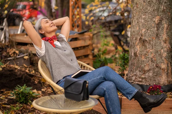 Relajado Mujer Guapa Sentada Banco Del Parque Luciendo Relajada —  Fotos de Stock