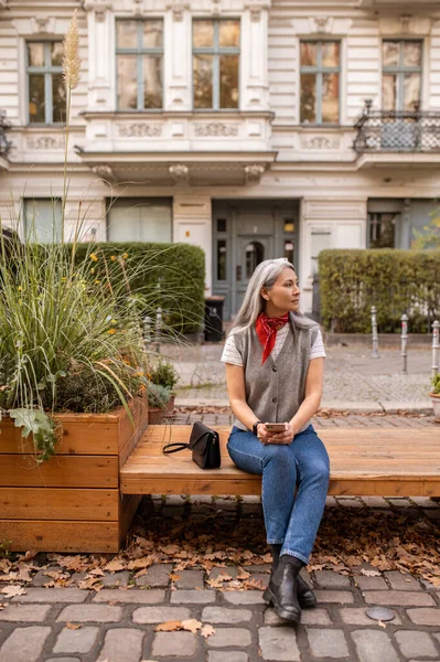 Bekliyorum Uzun Saçlı Kadın Bankta Oturuyor Birini Bekliyor — Stok fotoğraf