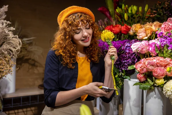 仕事中の花屋さん 可愛い花屋は花を分類し 関与している — ストック写真
