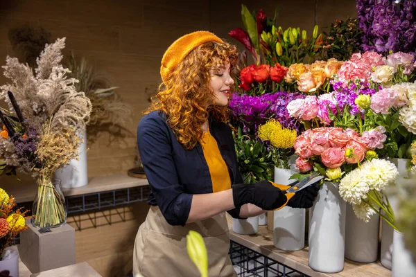 Florista Trabajo Bonita Floristería Ordenando Las Flores Buscando Involucrado — Foto de Stock