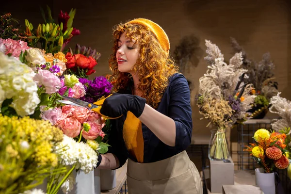 仕事中の花屋さん 可愛い花屋は花を分類し 関与している — ストック写真