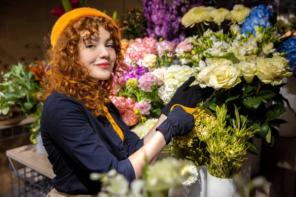 Numa Florista Sorrindo Florista Cabelos Encaracolados Com Flores — Fotografia de Stock