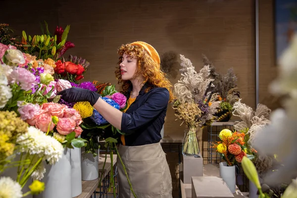 Una Florería Floristería Rizada Sonriente Con Flores — Foto de Stock