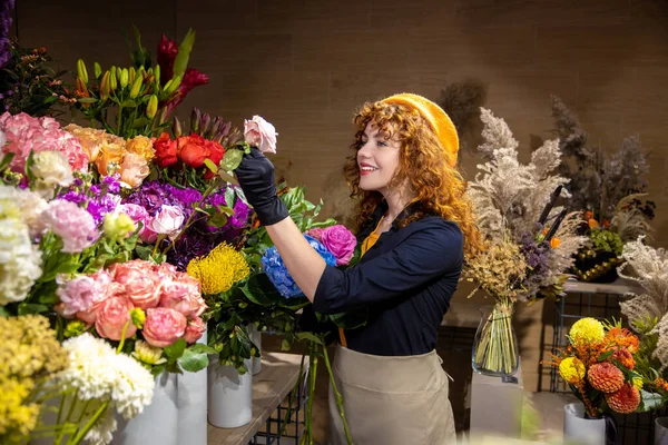 Een Bloemenwinkel Glimlachende Krullende Bloemist Met Bloemen — Stockfoto