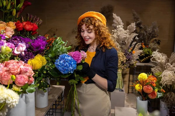 Florist Ung Kvinna Gör Buketter Blomsteraffär — Stockfoto