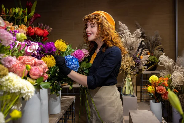 花屋さん 若い女性が花屋で花束を作る — ストック写真