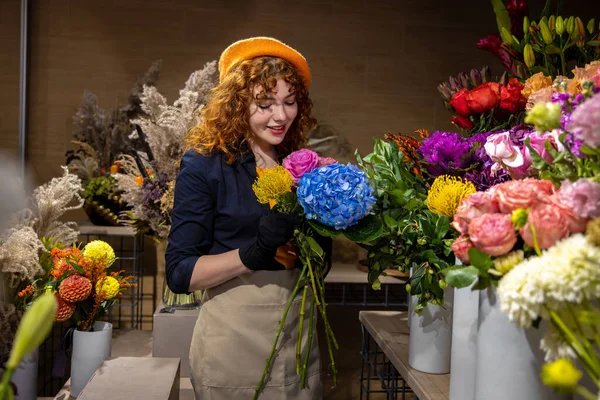 Florist Junge Frau Fertigt Blumensträuße Einem Blumenladen — Stockfoto