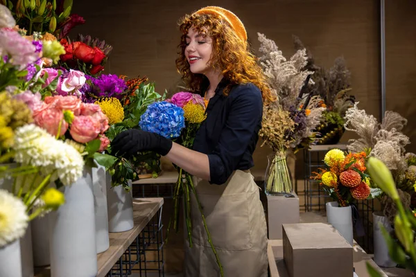 Güzel Bir Çiçekçi Çiçekçi Dükkanındaki Kızıl Genç Kadın Romantik Mutlu — Stok fotoğraf