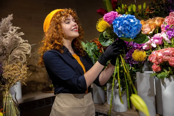 Härlig Blomsterhandlare Ingefära Ung Kvinna Blomsteraffär Ser Romantisk Och Nöjd — Stockfoto