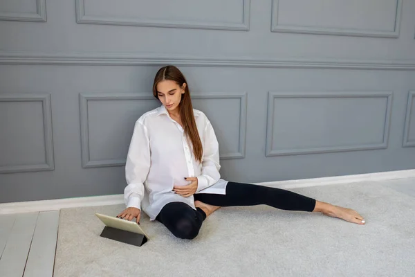 Cítím Pohodlně Dlouhosrstý Roztomilý Těhotná Žena Sedí Podlaze Notebookem — Stock fotografie