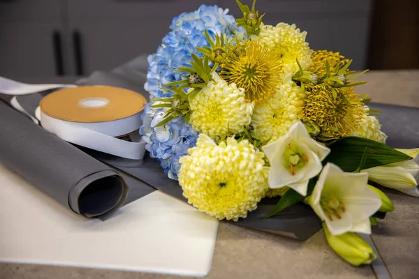 花屋のテーブルの上に黄色の花の花束 — ストック写真