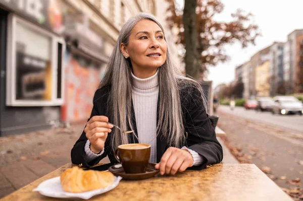 Ett Gatucafé Långhårig Kvinna Som Äter Lunch Ett Kafé — Stockfoto