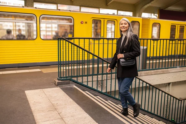 목적지 코트를 지하철을 나오는 — 스톡 사진