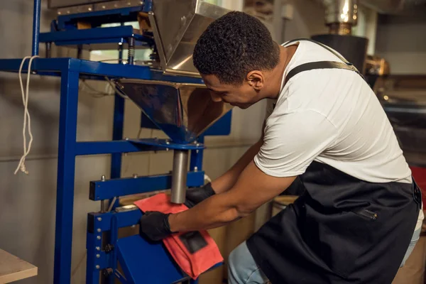 앞치마를 경험많은 아프리카 미국인 근로자들 사용하는 — 스톡 사진