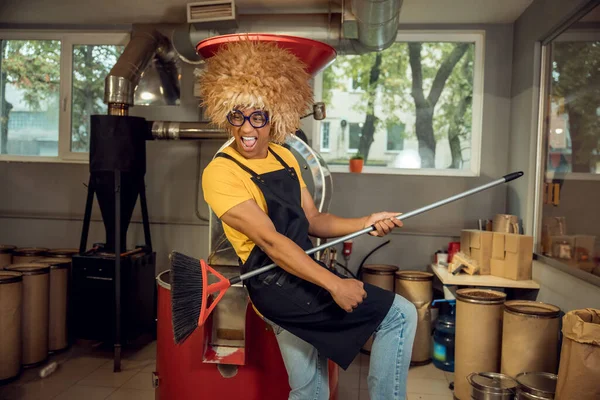 Süpürge Gitar Çalıyormuş Gibi Yapan Peruklu Neşeli Komik Afrikalı Amerikalı — Stok fotoğraf