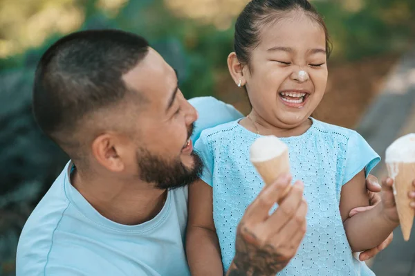 Eating Ice Cream Young Dad His Daughter Eating Ice Cream — Stock Photo, Image