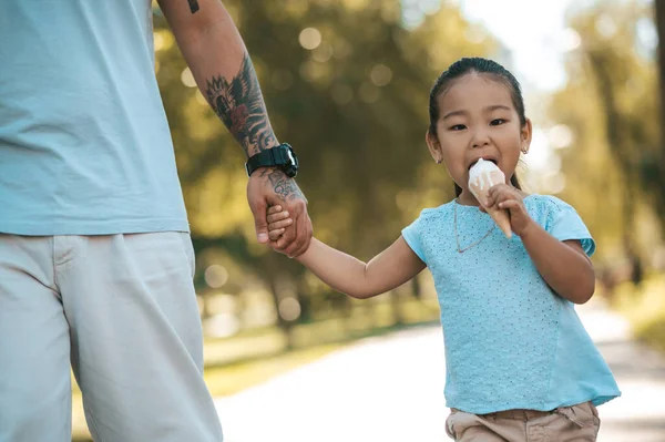 Together Dad Little Girl Holding Her Dads Hand Eating Ice — Stock Photo, Image