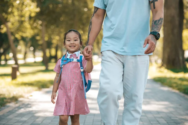 Time Together Little Girl Backpack Her Father Park — Stock Photo, Image