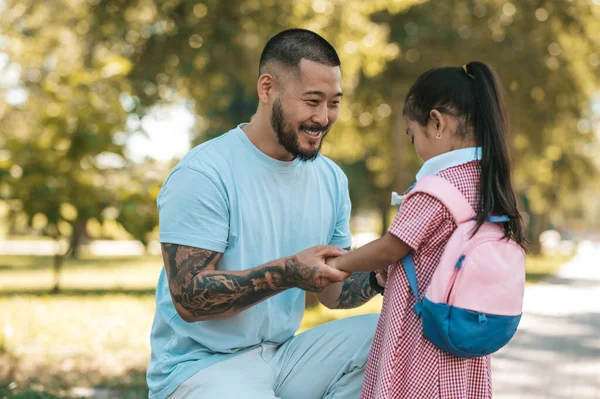 Loving Dad Young Man His Daughter Park Day Together — Stock Photo, Image