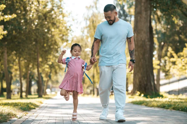 Famiglia Papà Figlia Che Camminano Nel Parco Mano Nella Mano — Foto Stock