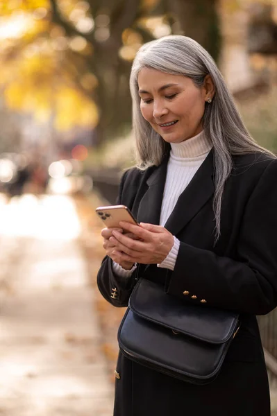 Anticipation Appointment Long Haired Mid Aged Woman Smartphone Looking Anticipated — Stock Photo, Image