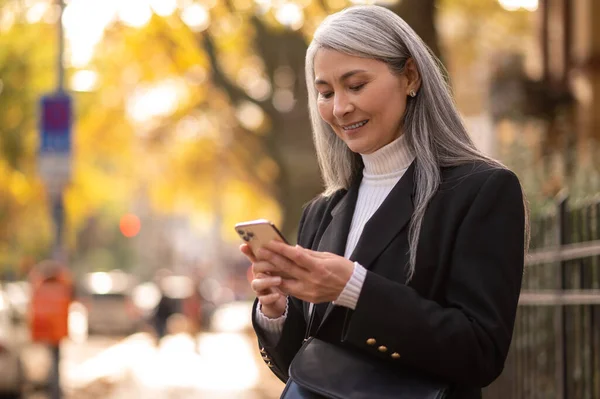 Anticipation Appointment Long Haired Mid Aged Woman Smartphone Looking Anticipated — Stock Photo, Image