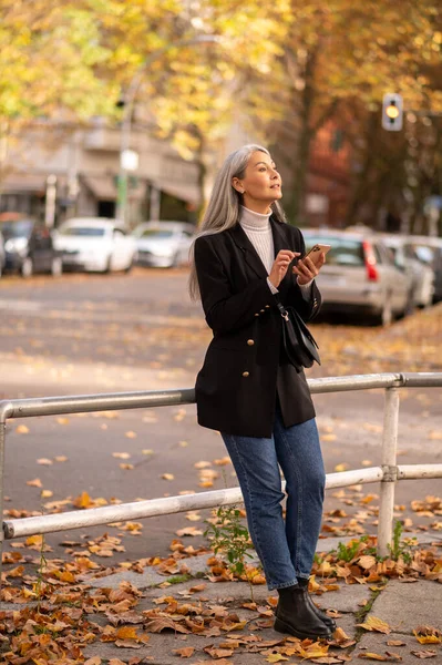 Женщина Осеннем Парке Длинноволосая Красивая Зрелая Женщина Улице Осеннего Парка — стоковое фото