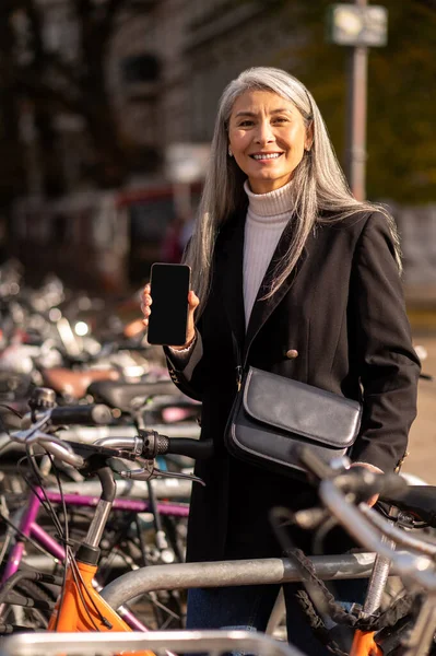 Street Bike Smiling Mature Woman Renting Street Bike — Stock Photo, Image