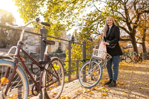 Leihen Sie Sich Ein Fahrrad Frau Mietet Sich Herbststraße Ein — Stockfoto