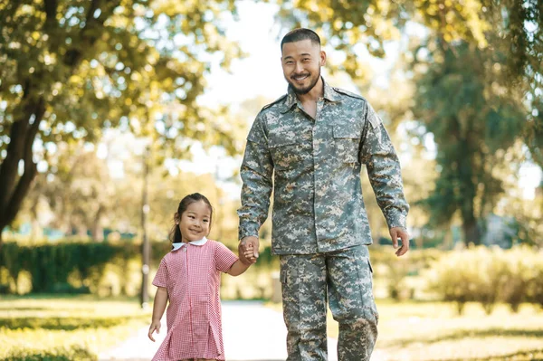 Fin Semana Juntos Militar Caminando Con Pequeña Hija Parque — Foto de Stock