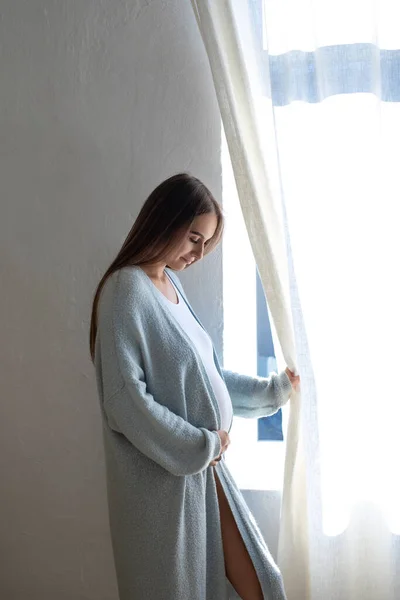 Στο Τρίτο Τρίμηνο Έγκυος Νεαρή Γυναίκα Μεγάλη Κοιλιά Στο Παράθυρο — Φωτογραφία Αρχείου