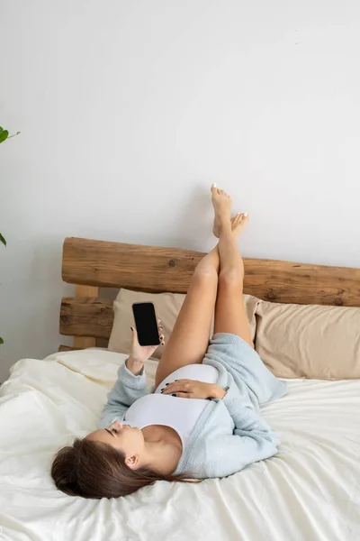 Інтернет Вагітна Молода Жінка Лежить Ліжку Ногами Вгору Серфінгом Інтернет — стокове фото