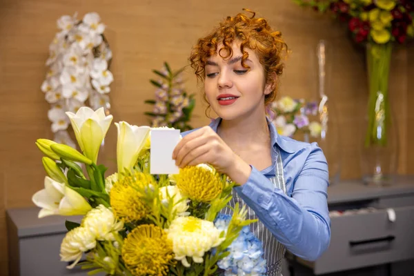 Assistante Magasin Gros Plan Une Vendeuse Avec Bouquet Dans Les — Photo