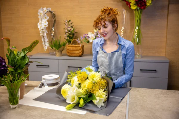 Belas Flores Ginger Florista Fazendo Bom Buquê Flrowers Amarelos — Fotografia de Stock