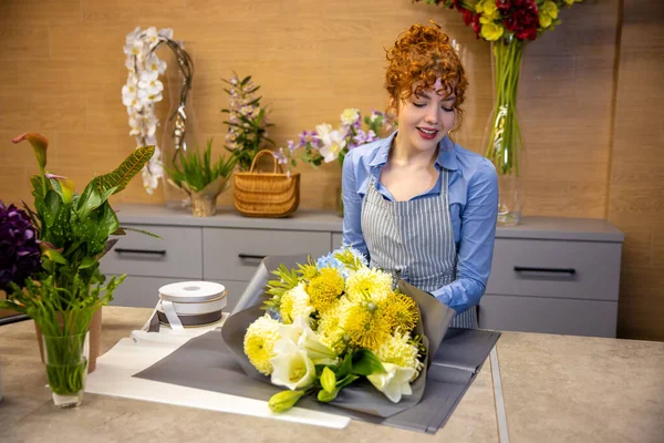 Schöne Blumen Ingwer Florist Macht Einen Schönen Strauß Aus Gelben — Stockfoto