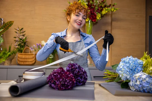 Florist Bei Der Arbeit Netter Ingwer Florist Schaut Beteiligt Während — Stockfoto
