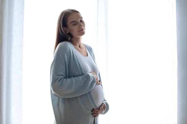 Anticipación Mujer Embarazada Pelo Largo Pie Cerca Ventana —  Fotos de Stock