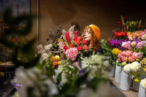 Κατάστημα Λουλουδιών Χαμογελώντας Όμορφη Νεαρή Γυναίκα Ανθοπωλείο — Φωτογραφία Αρχείου