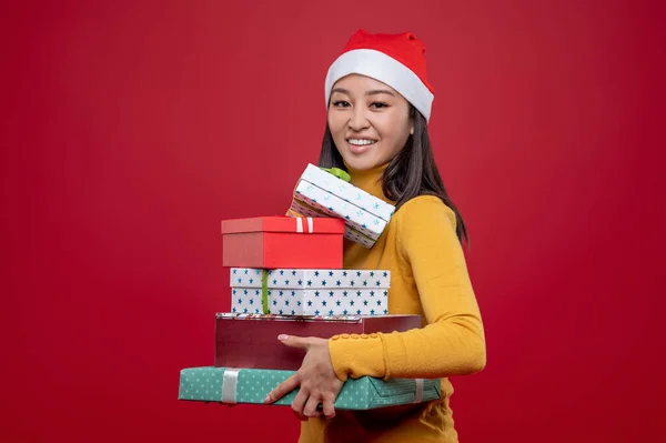 Χριστουγεννιάτικα Δώρα Νεαρή Χαριτωμένη Γυναίκα Που Μεταφέρει Κουτιά Χριστουγεννιάτικα Δώρα — Φωτογραφία Αρχείου