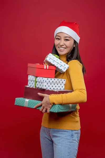 Hadiah Natal Wanita Muda Yang Lucu Membawa Kotak Hadiah Natal — Stok Foto