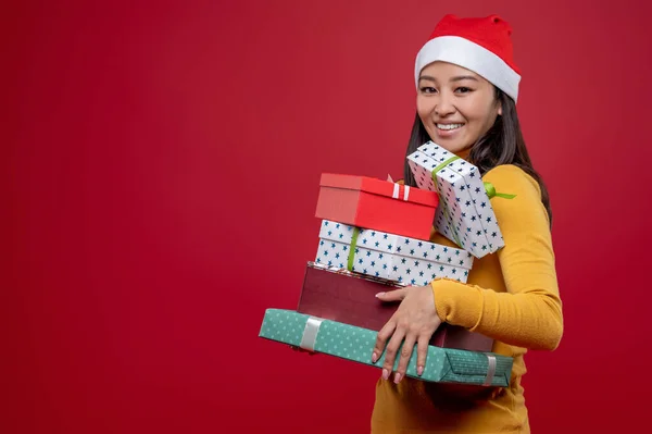 Weihnachtszeit Junge Hübsche Frau Mit Weihnachtsgeschenken — Stockfoto