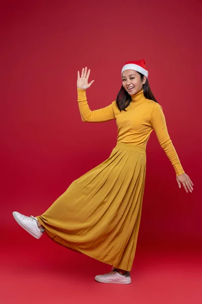Tempo Natal Bonita Mulher Asiática Magra Vestido Amarelo Chapéu Santa — Fotografia de Stock