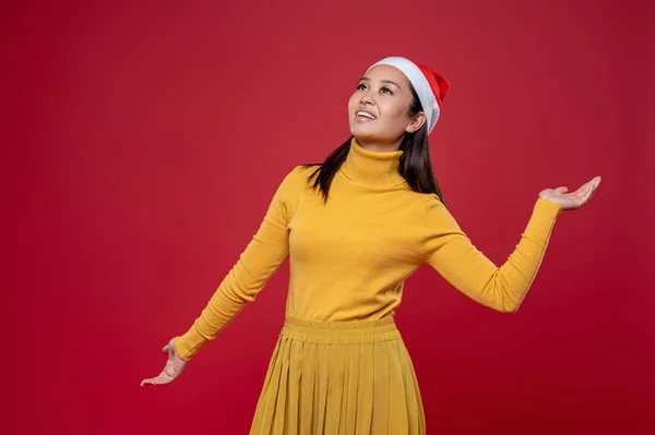 Tempo Natal Bonita Mulher Asiática Magra Vestido Amarelo Chapéu Santa — Fotografia de Stock