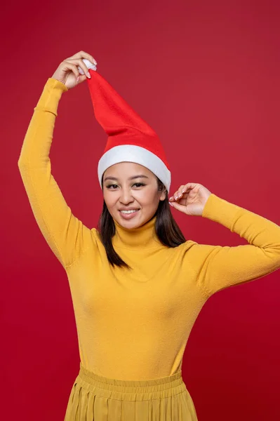 Sorrindo Feliz Sorrindo Bonito Asiático Jovem Mulher Santa Hat — Fotografia de Stock