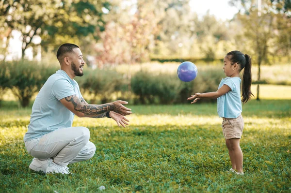 Играю Мяч Молодой Человек Играет Мяч Дочерью Парке — стоковое фото
