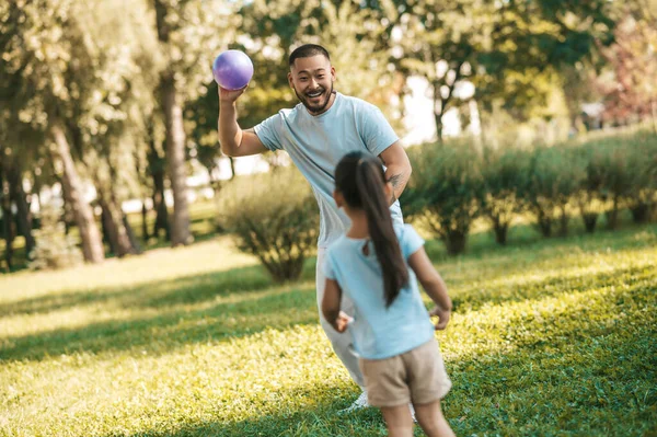 Samen Spelen Jongeman Speelt Bal Met Zijn Dochter Het Park — Stockfoto