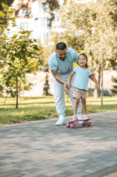 Skate Board Dad Teaching His Daughter Ride Skate Board — Stock Photo, Image