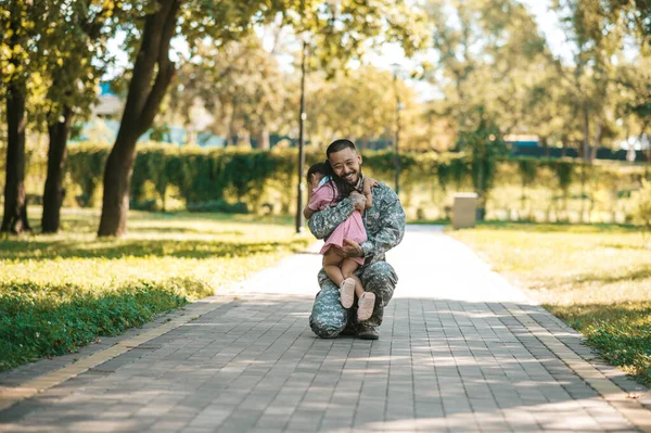 Happy Meeting Little Girl Looking Happy While Hugging Her Dad — Stock Photo, Image