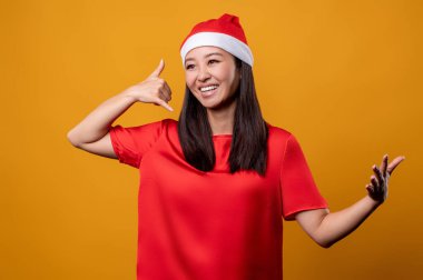 Telefon var. Kırmızılı tatlı, mutlu, genç bir kadın hava telefonundan konuşuyor.